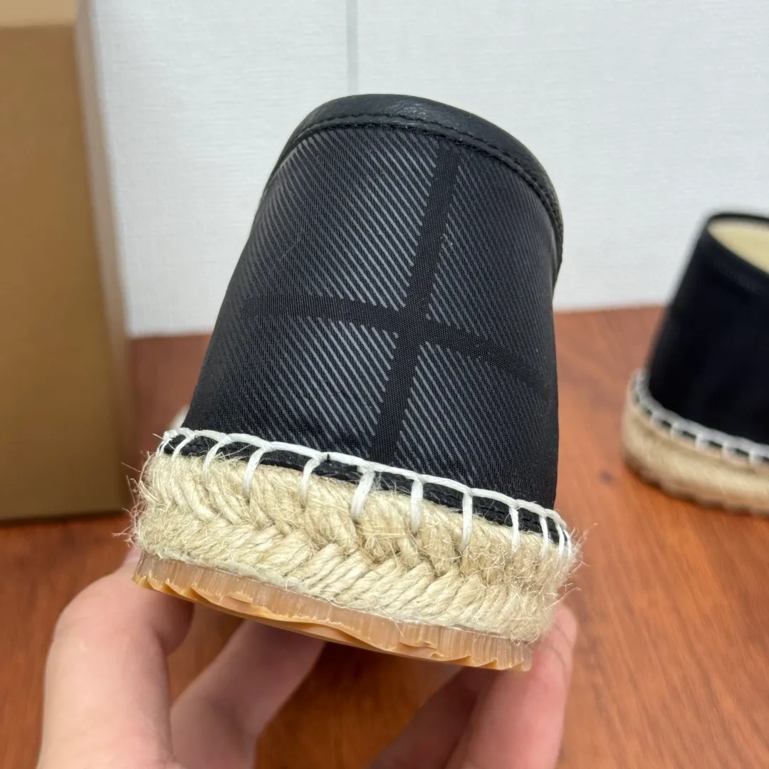 Batch 600 Burberry/Burberry new summer men's embroidered straw fisherman shoes, cool slip-on straw shoes! Encounter British fashion with Burberry espadrilles, a perfect blend of classic and fashionable. The unique printing on the upper is a manifestation of the brand's style. Every color and every pattern tells the story of England. Straw soles bring a natural texture, comfortable and chic. Whether you are strolling in the city streets or heading to the beach for vacation, it can add elegance and charm to you, easily become the center of attention, and start your own fashion journey. Classic knitted canvas upper, with thin calfskin lining suitable for summer, straw lining, genuine leather patch at the bottom of the heel, hemming technology, and Mark stitching details! Anti-slip rubber bottom layer, integrated injection molding of large LOGO letters and badges, multiple colors and styles to choose from, complete package! Size: 39-40-41-42-43-44 Normal size Item number: 2025-5 War Horse Black